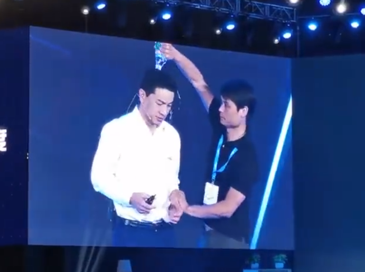 居然这么大胆，AI现场男子为何泼李彦宏水？(图2)